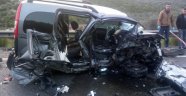 Hafif ticari araçla otomobil çarpıştı: 2 ölü, 3 yaralı