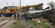 Tren kazasındaki enkaz kaldırma çalışmaları sürüyor