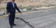 Elazığ'da 15 köyü merkeze bağlayan yol ortadan yarıldı