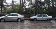 Başkent'te sağanak yağmur etkili oldu