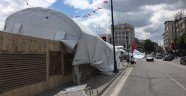 Şiddetli rüzgar iftar çadırını uçurdu