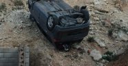 Kontrolü kaybolan otomobil 20 metre yüksekten aşağı uçtu