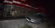 Yolcu treni otomobile çarptı