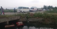 Öğrenci taşıyan minibüsün çarptığı traktör kanala düştü: 13 yaralı