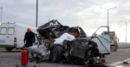 Tıra çarpan lüks araç hurdaya döndü: 1 ölü, 1 yaralı