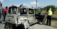 Yolcu midibüsü ile ticari araç çarpıştı: 3 yaralı