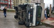 Samsun'da ev eşyası taşıyan kamyon devrildi: 4 yaralı