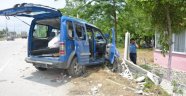 Hafif ticari araç evin çevre duvarına çarptı: 4 yaralı