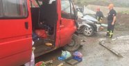 Yolcu minibüsü ile jeep çarpıştı:1'i ağır 13 yaralı