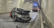 Tünelde duvara çarpan otomobil takla attı: 3 yaralı