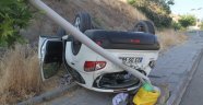 Direğe çarpan otomobil ters döndü: 5 yaralı
