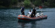 Adana'da serinlemek için göle giren genç kayboldu