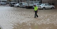 Sivas'ta şiddetli yağış caddeleri göle çevirdi