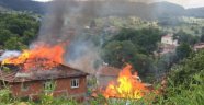 Sinop'ta çıkan yangında 2 ev alevlere teslim oldu