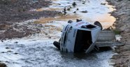 Kamyonet dereye uçtu: 2 yaralı