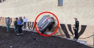 Rusya'da kontrolden çıkan otomobil duvara saplandı