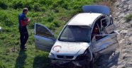 Adana'da otomobil sulama kanalına uçtu: 2 yaralı