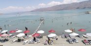Hazar Gölü'ndeki plajlar dolup taşıyor