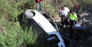 Yeni aldığı otomobille dereye uçtu