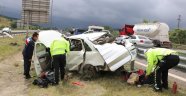 Kontrolden çıkan otomobil refüje uçtu: 5 yaralı