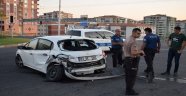 Minibüs ile otomobil çarpıştı: 2 yaralı