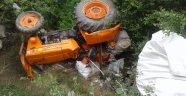 Traktör 3 metre yükseklikten bahçeye uçtu: 5 yaralı