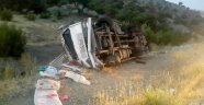 Virajı alamayan Tır yan yattı: 2 yaralı
