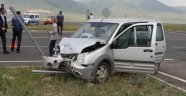 Ardahan'da kamyonet ile otomobil çarpıştı: 8 yaralı