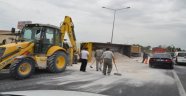 Mıcır yüklü kamyon yan yattı