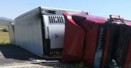 Kayısı yüklü tır devrildi: 1 yaralı