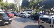 Polis ortada kaldı 5 araba birbirine girdi