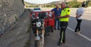 Motosiklet istinat duvarına çarptı: 2 yaralı
