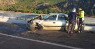 Otomobil bariyerlere çarptı: 6 yaralı