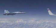 Rusya uçağına yaklaşmaya çalışan NATO uçağının görüntüsü yayınladı
