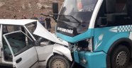 Minibüs ile otomobil kafa kafaya çarpıştı: 6 yaralı