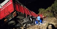 Patates yüklü kamyon uçuruma yuvarlandı: 1 ölü