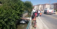 Otomobil sulama kanalına uçtu