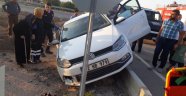 Kontrolden çıkan otomobil refüjde asılı kaldı: 2 yaralı