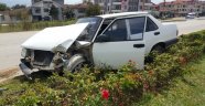 Refüje çıkan otomobil ağaca çarptı: 1 çocuk yaralı