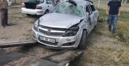 Orta refüje çarpan araç takla attı: 6 yaralı