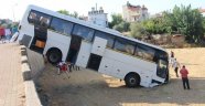 Freni boşalan otobüs istinat duvarından aşağıya uçtu