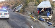 Üzüm işçilerini taşıyan minibüs uçuruma yuvarlandı: 15 yaralı