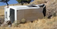 Elazığ'da minibüs şarampole yuvarlandı : 2 yaralı