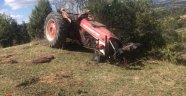 Devrilen traktörün altında kalan sürücü yaralandı