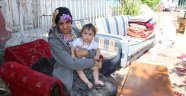 Üç çocuğuyla sokakta kaldı
