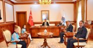 Öğrencileri makamında kabul etti