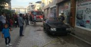 Yanan otomobili itfaiye gelene kadar hortumla söndürdü