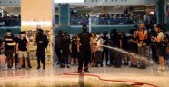 Hong Kong'da göstericiler AVM'yi bastı