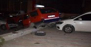 Park halindeki araçların üzerine uçtu
