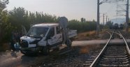 Tren kamyonete çarptı 1 yaralı